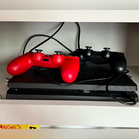 PS4 - Picture 2 of 2